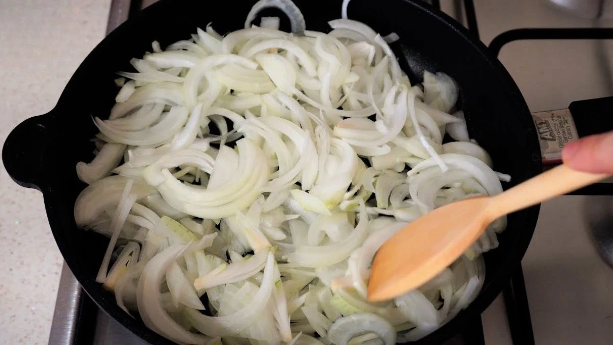 Soğan kavurmasıyla sabah kahvaltılarını şenlendirin! Mis gibi kokusu