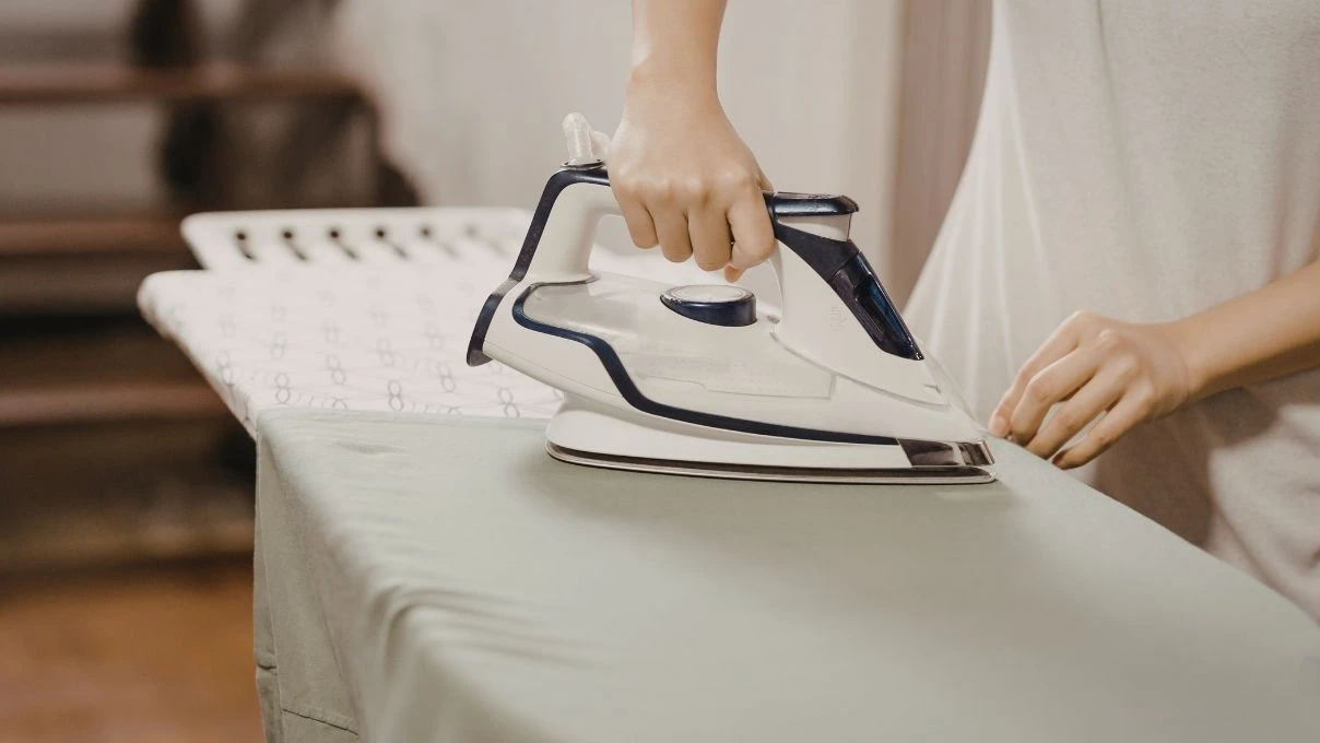 Ütüdeki su haznesine biraz sirke ekleyin! Sonuca inanamayacaksınız