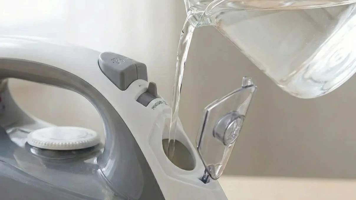 Ütüdeki su haznesine biraz sirke ekleyin! Sonuca inanamayacaksınız