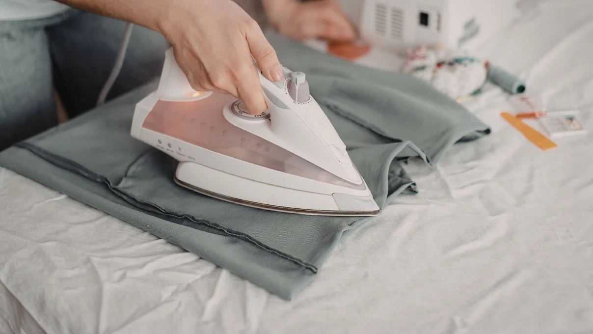 Ütüdeki su haznesine biraz sirke ekleyin! Sonuca inanamayacaksınız