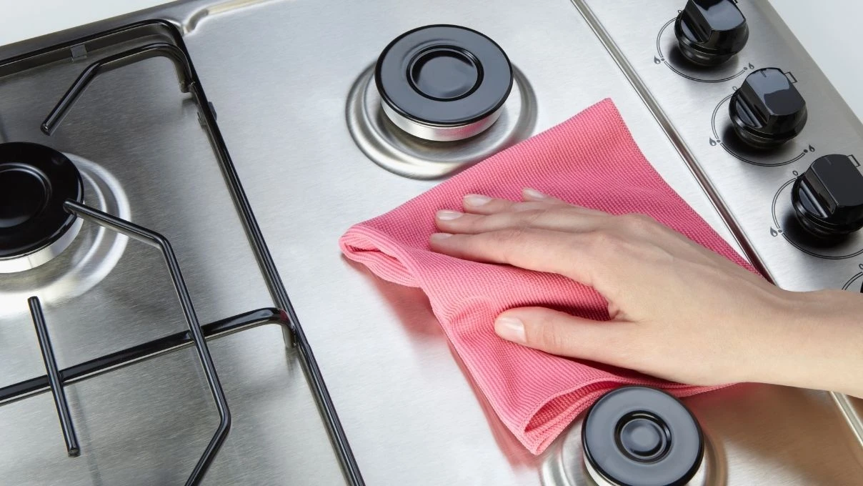 Yağ içinde kalmış ocakları çizmeden parlatan! Yeni alınmış gibi olacak