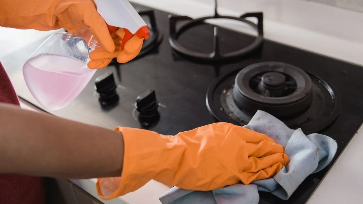 Yağ içinde kalmış ocakları çizmeden parlatan! Yeni alınmış gibi olacak