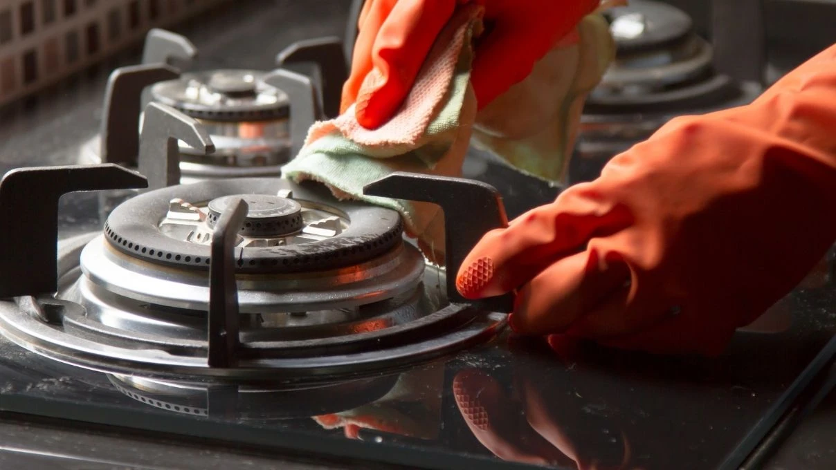 Yağ içinde kalmış ocakları çizmeden parlatan! Yeni alınmış gibi olacak