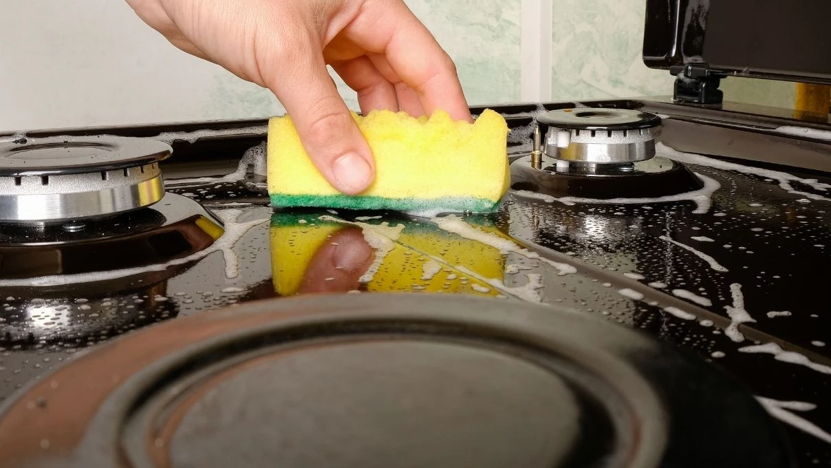 Yağ içinde kalmış ocakları çizmeden parlatan! Yeni alınmış gibi olacak