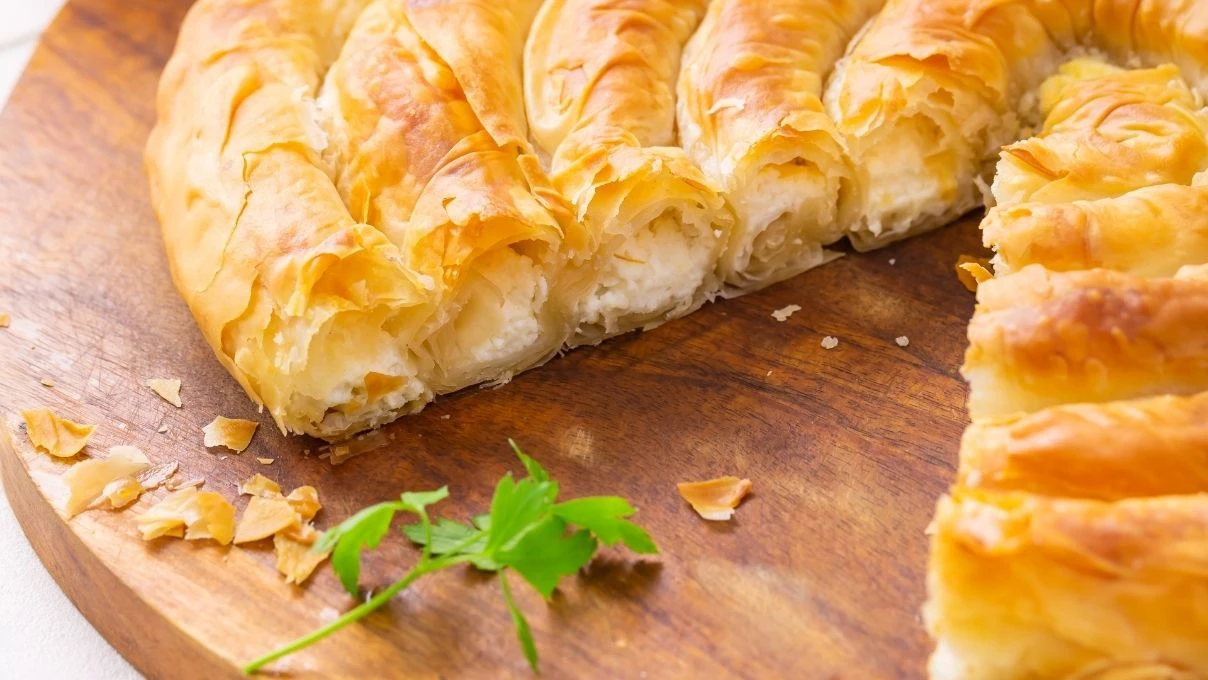Üzeri çıtır içi yumuşacık peynir dolgulu börek tarifi 2026!