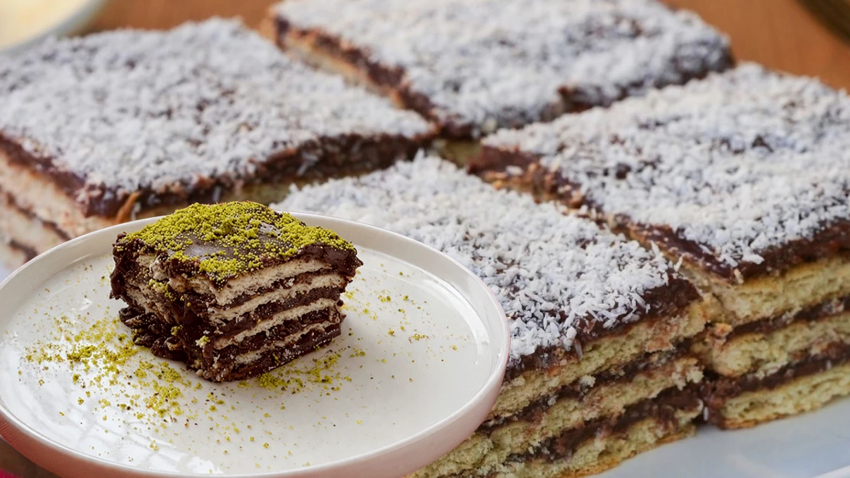 Büyükannelerin yaptığı lezzet geri döndü! Bisküvili pasta tarifi
