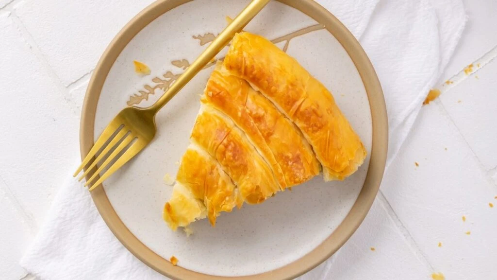 Üzeri çıtır içi yumuşacık peynir dolgulu börek tarifi 2026!