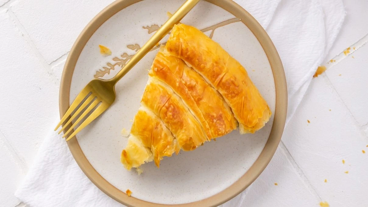 Üzeri çıtır içi yumuşacık peynir dolgulu börek tarifi 2026!