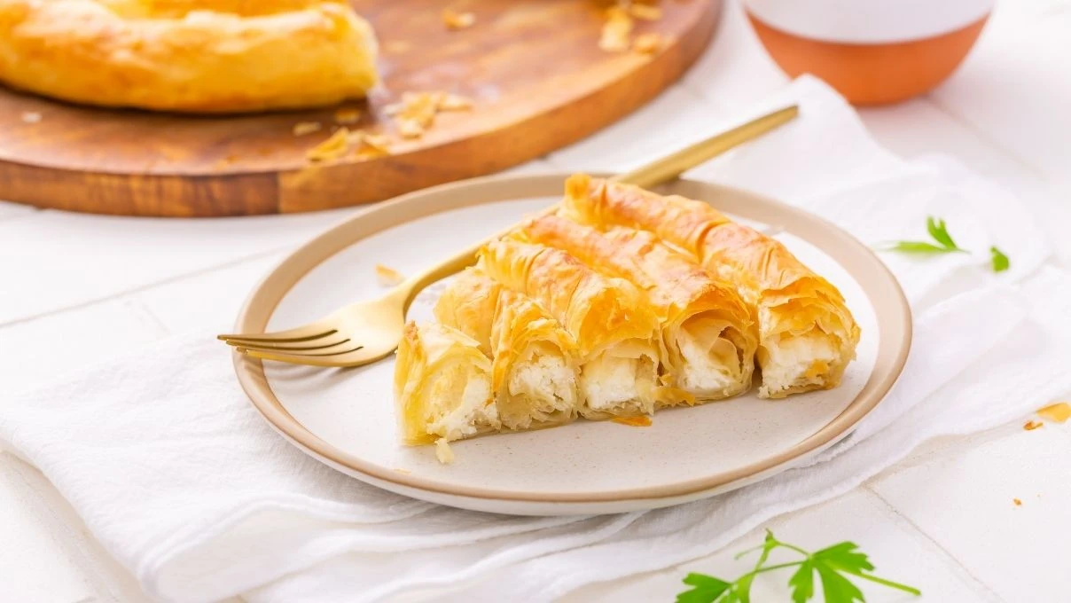 Üzeri çıtır içi yumuşacık peynir dolgulu börek tarifi 2026!