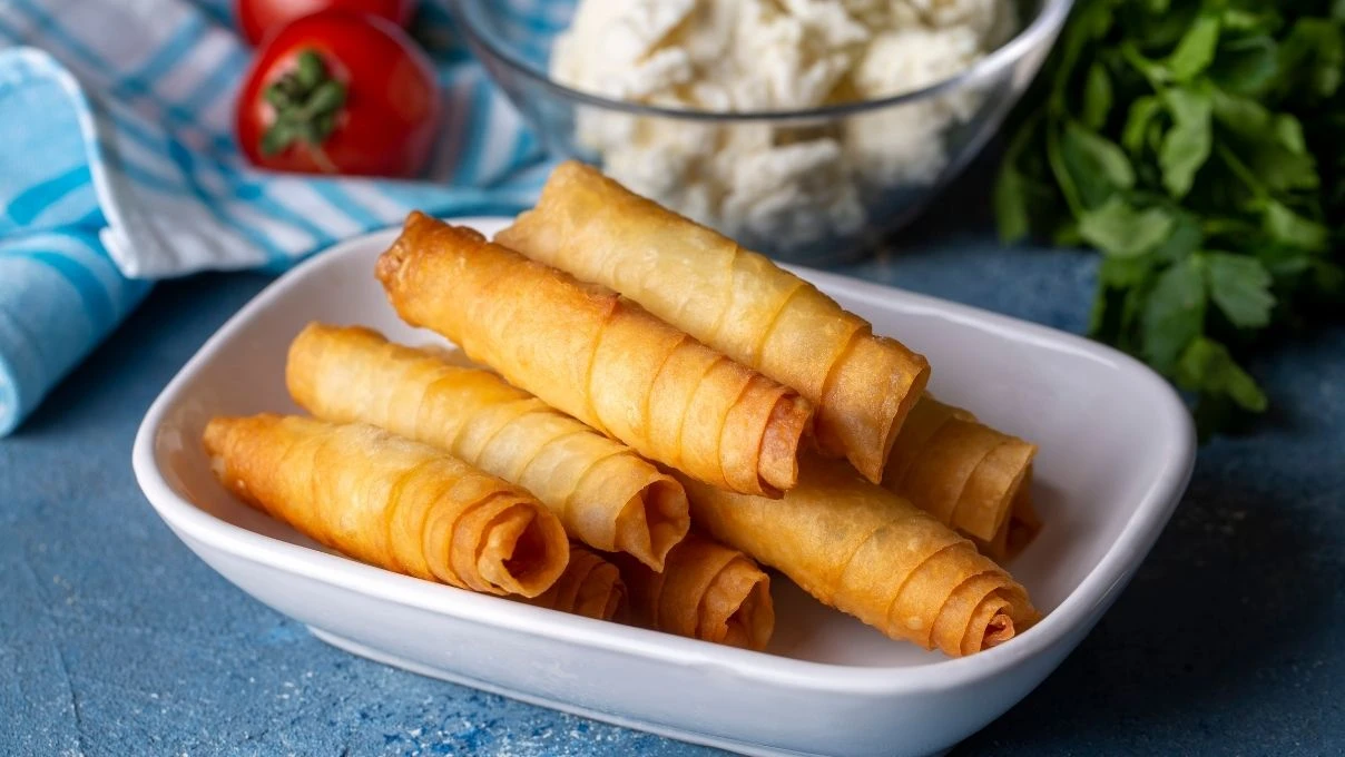 Üzeri çıtır içi yumuşacık peynir dolgulu börek tarifi 2026!