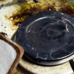 Yağ bağlamış ocak gözlerinden saniyeler içinde kurtulun! Tek malzemeyle muhteşem çözüm