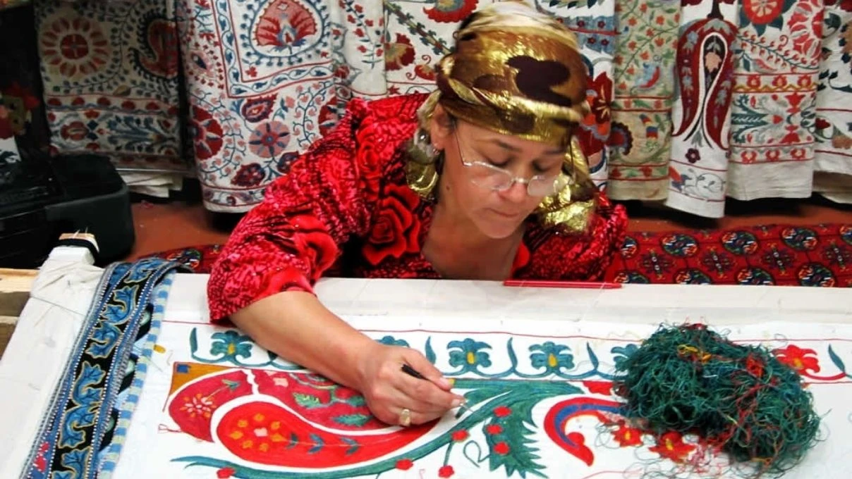 Orta Asya'dan günümüze gelen iğne iplik sanatı Suzani işlemeciliği artık ceketlerde! 2026 örgü modası