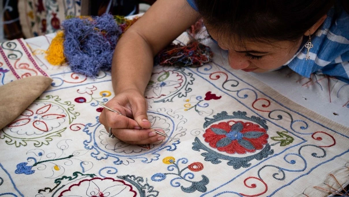 Orta Asya'dan günümüze gelen iğne iplik sanatı Suzani işlemeciliği artık ceketlerde! 2026 örgü modası