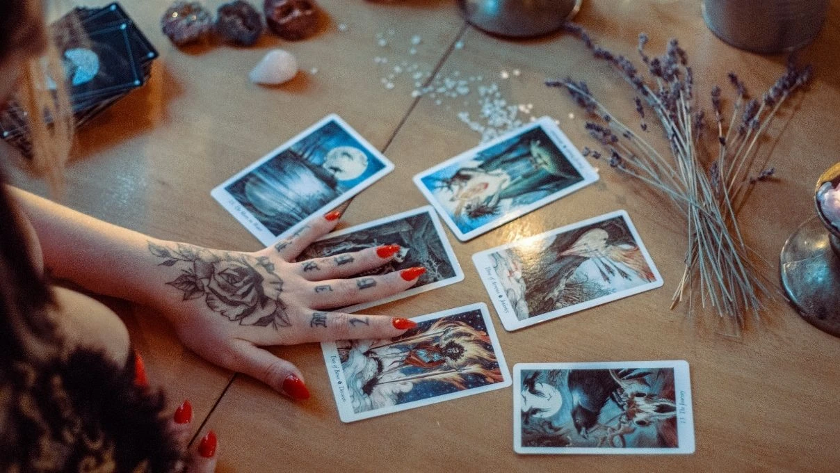 Günlük tarot kart açılımı 10 Mayıs 2026! Güçlü değişimler meydana geliyor 