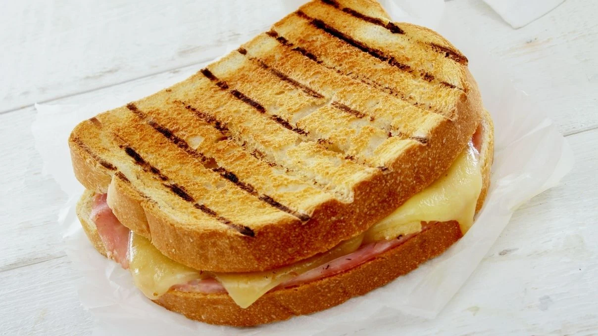 Tam 10 dakikada enfes tost! İçinde her şey var lezzet çok