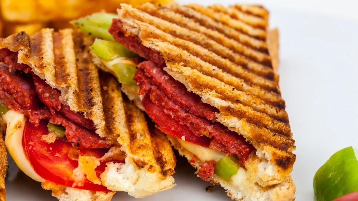 Tam 10 dakikada enfes tost! İçinde her şey var lezzet çok 5 Tam 10 dakikada enfes tost! İçinde her şey var lezzet çok
