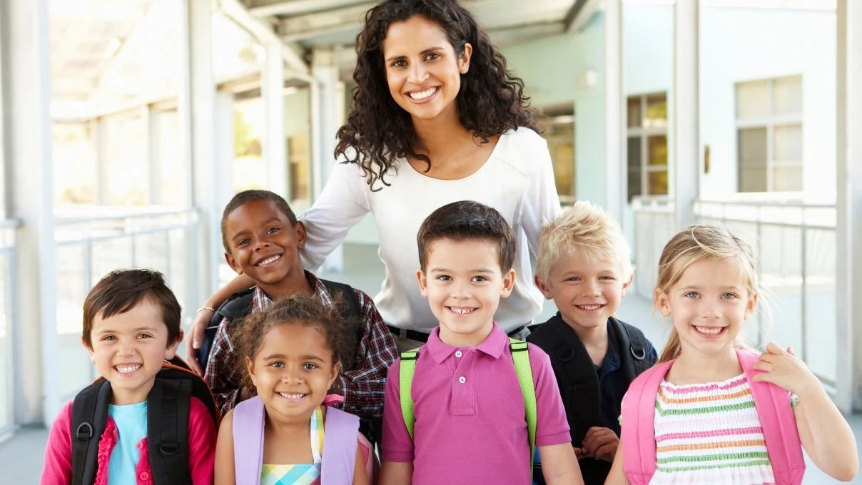 Kadın öğretmenlere atılacak en güzel öğretmenler günü mesajı 2025! Resimli sevgi dolu mesajlar