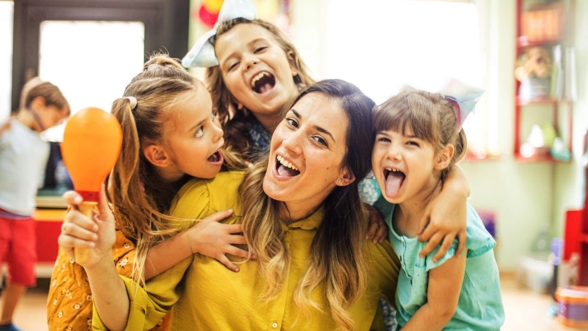 Kadın öğretmenlere atılacak en güzel öğretmenler günü mesajı 2025! Resimli sevgi dolu mesajlar