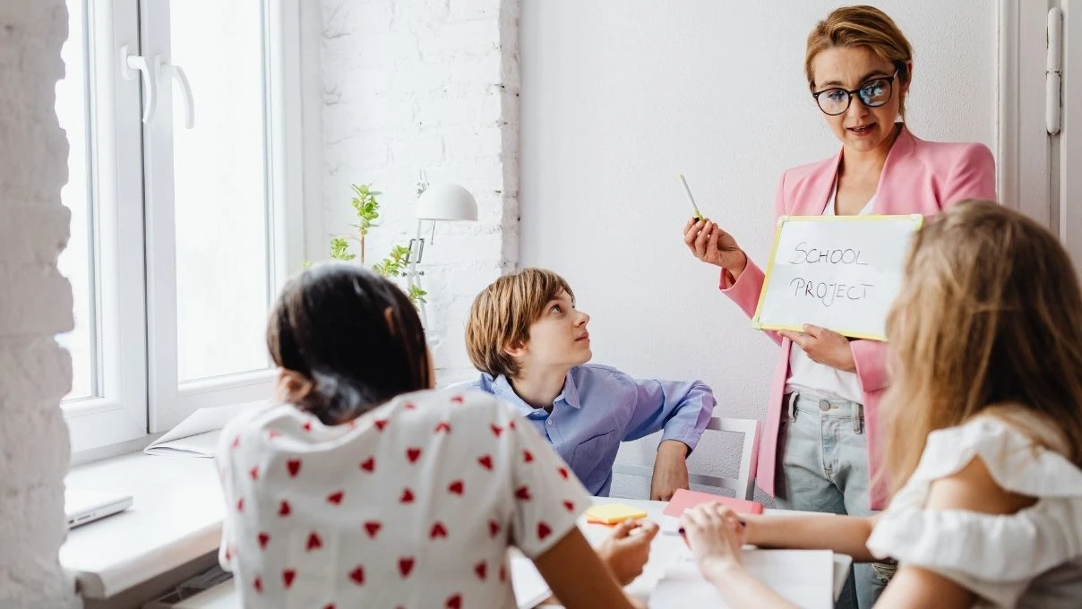 Kadın öğretmenlere atılacak en güzel öğretmenler günü mesajı 2025! Resimli sevgi dolu mesajlar
