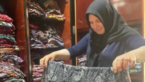 Bursalı Nagehan Sezer gelin geldiği köyün şalvarcısı oldu! Turistlere satış yapıyor