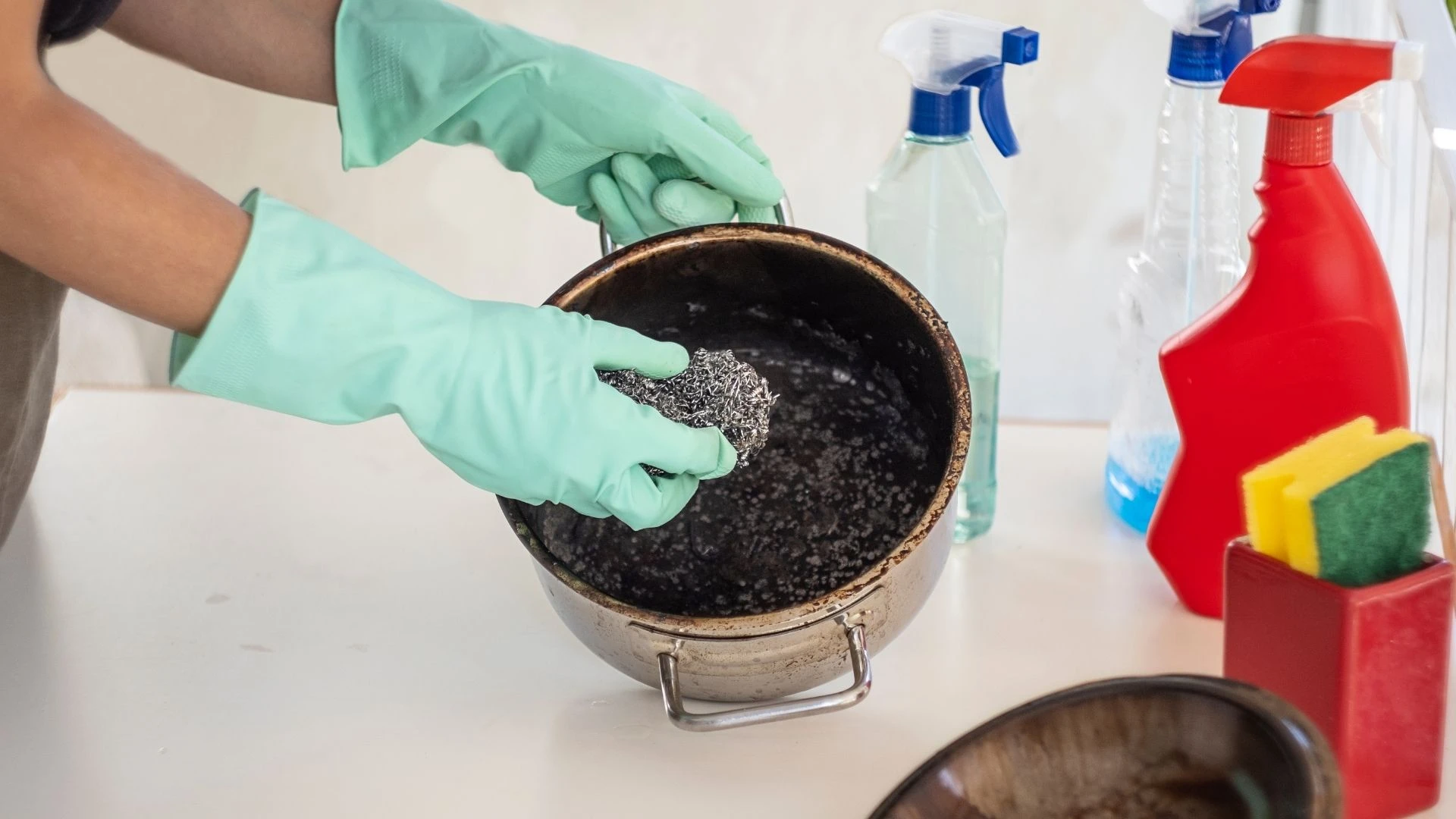 5 dakikada yeni almis gibi yanmis tencereyi en kolay temizleme formulu 7