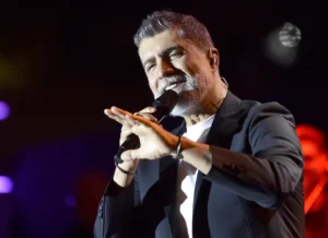 5315 ozcan denizin yeni sakalli tarzi olay oldu sahneden rol mesaji