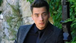 651 uzak sehir dizisinin kayasi kim atakan ozkaya hakkinda merak edilenler