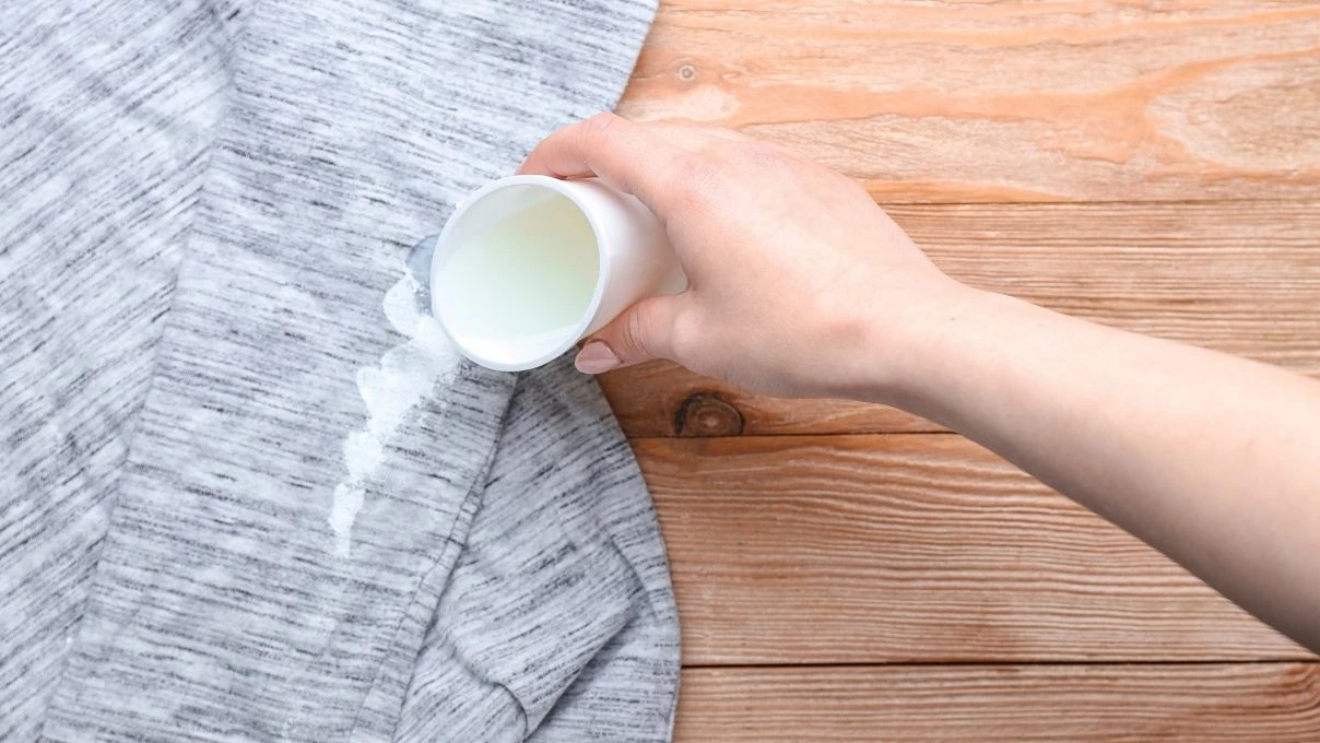 Koltuktaki çay lekelerine son! Kimyasal kullanmadan