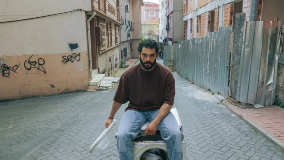 Akın Akınözü ile Serra Arıtürk’ün başrollerini paylaştığı dizi Mipcom Fuarı’nda! Veliaht Cannes’e görkemli partiye gidiyor