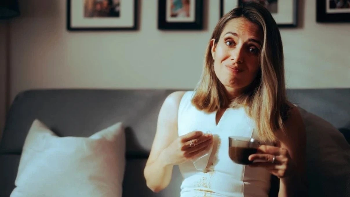 Koltuktaki çay lekelerine son! Kimyasal kullanmadan