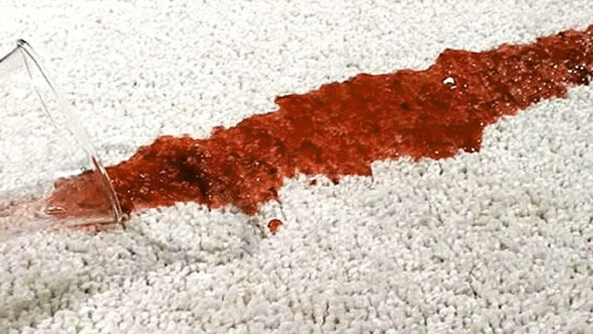 Koltuktaki çay lekelerine son! Kimyasal kullanmadan