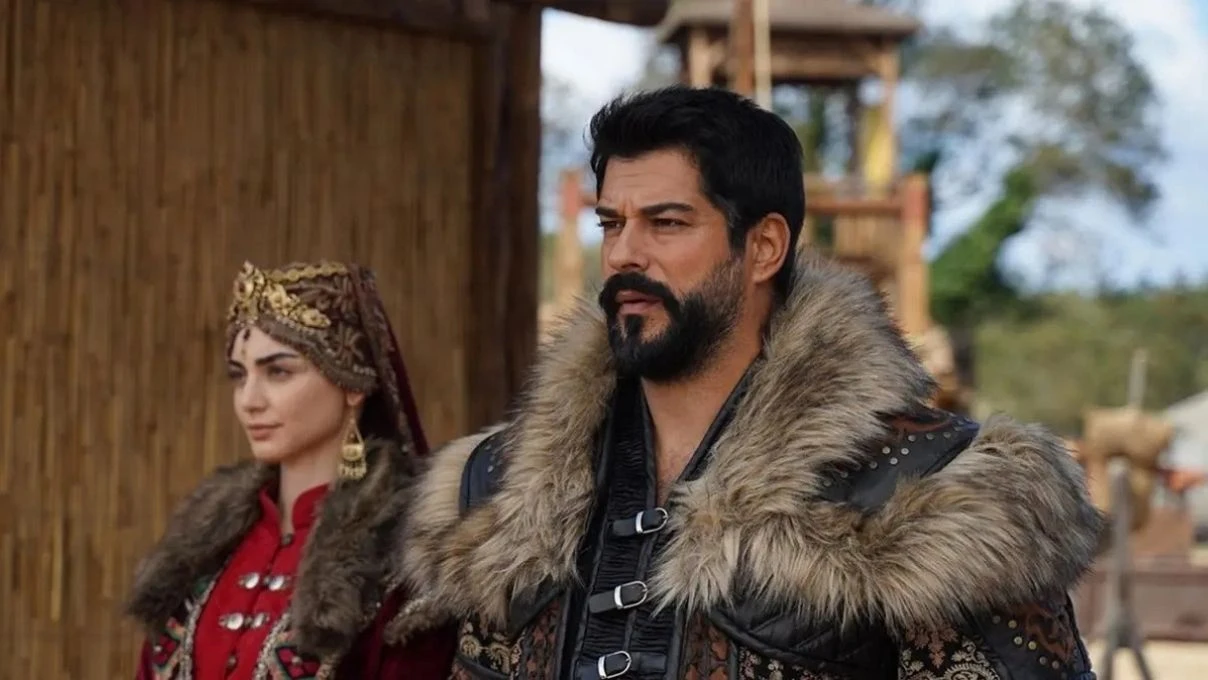 Banu Alkan Burak Özçivit’i tanıyamadı! Ünlü oyuncunun yeni tarzı olay oldu