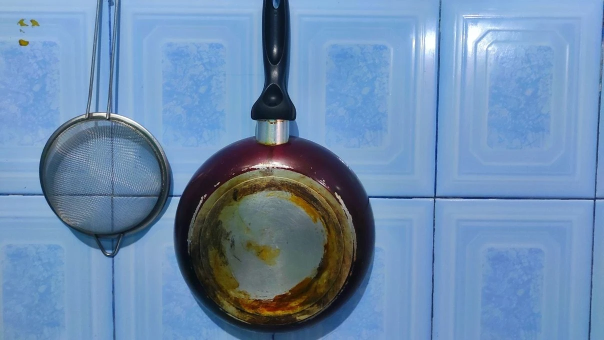 Yanmış tencereyi çöpe atmayın! 2 malzeme ile yepyeni yapın	