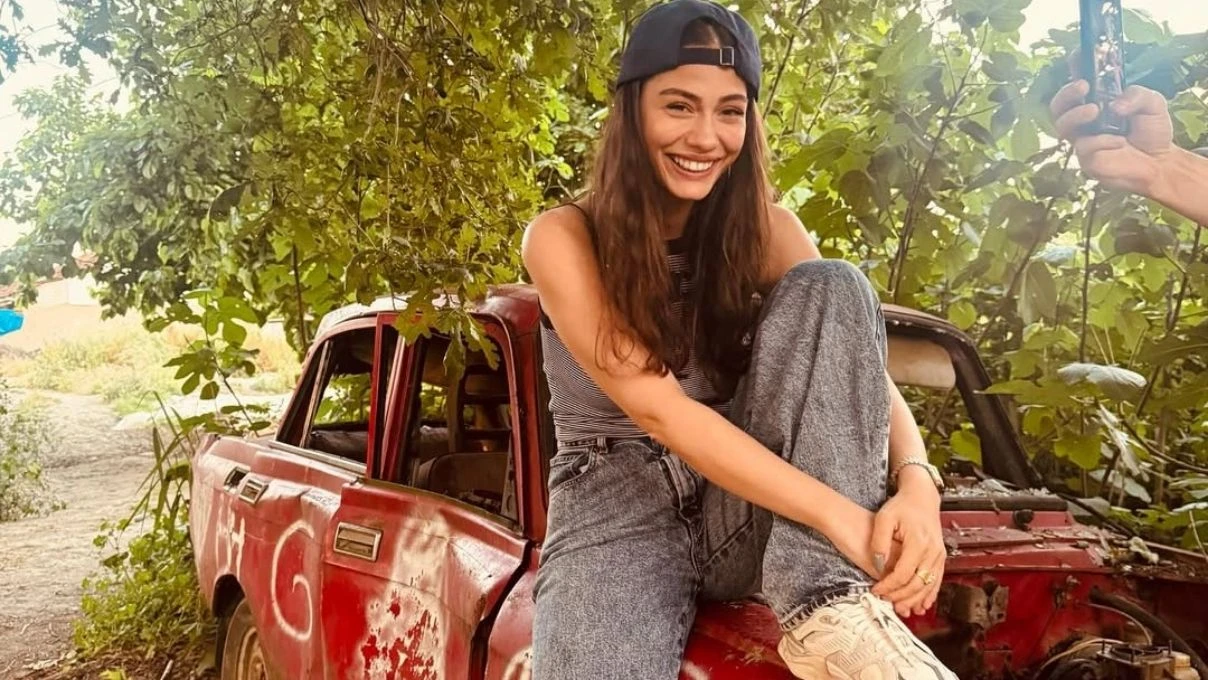 Demet Özdemir ve Yağmur Yüksel geceye damga vurdu! İkili neşeli tavırları ile dikkat çekti