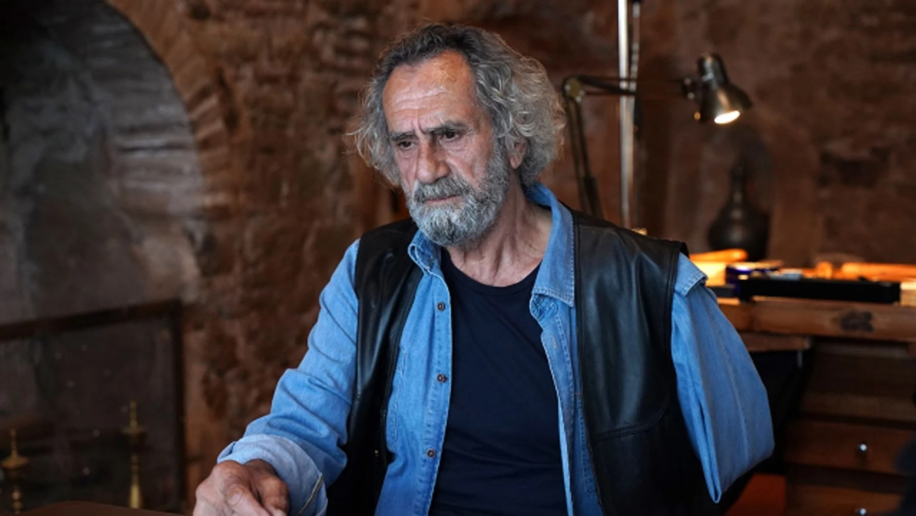Kadife Kelepçe dizisine usta oyuncu Menderes Samancılar dahil oldu! Muhittin karakteriyle seyirci karşısına çıkacak