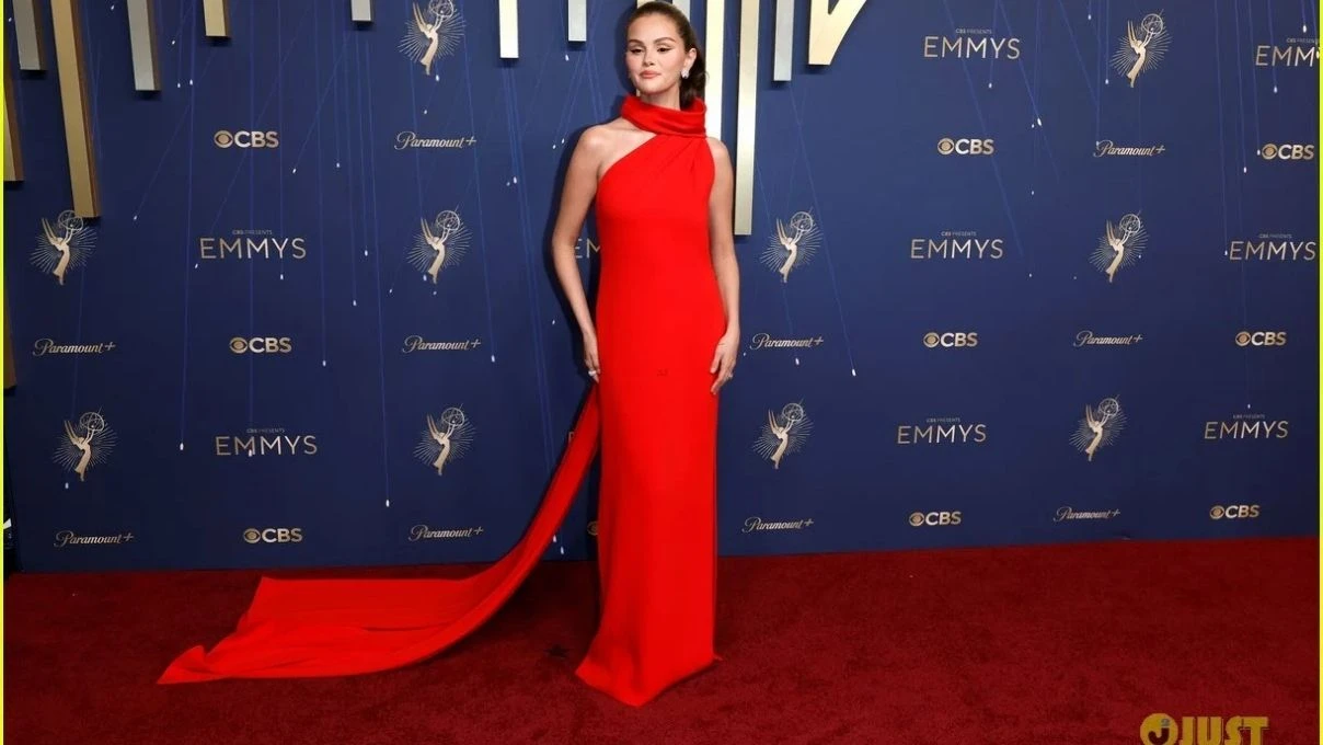Selena Gomez Emmy Ödülleri gecesine damga vurdu! Kırmızı halıda takılarıyla dikkat çekti