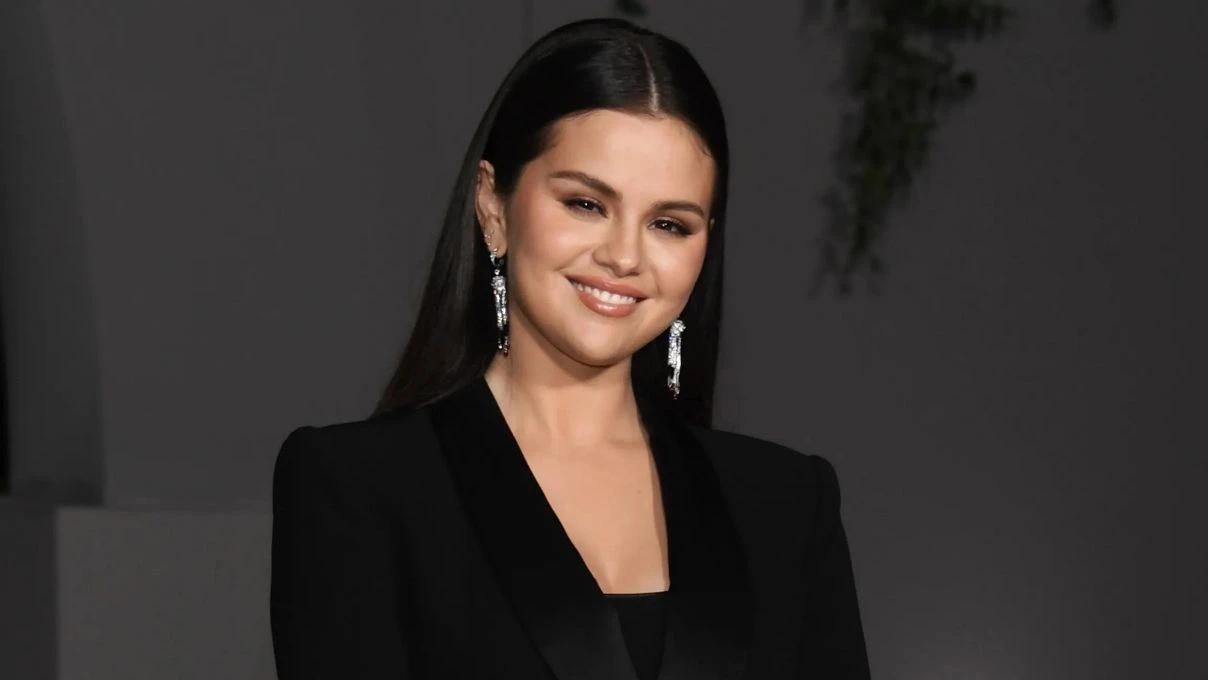 Selena Gomez Emmy Ödülleri gecesine damga vurdu! Kırmızı halıda takılarıyla dikkat çekti