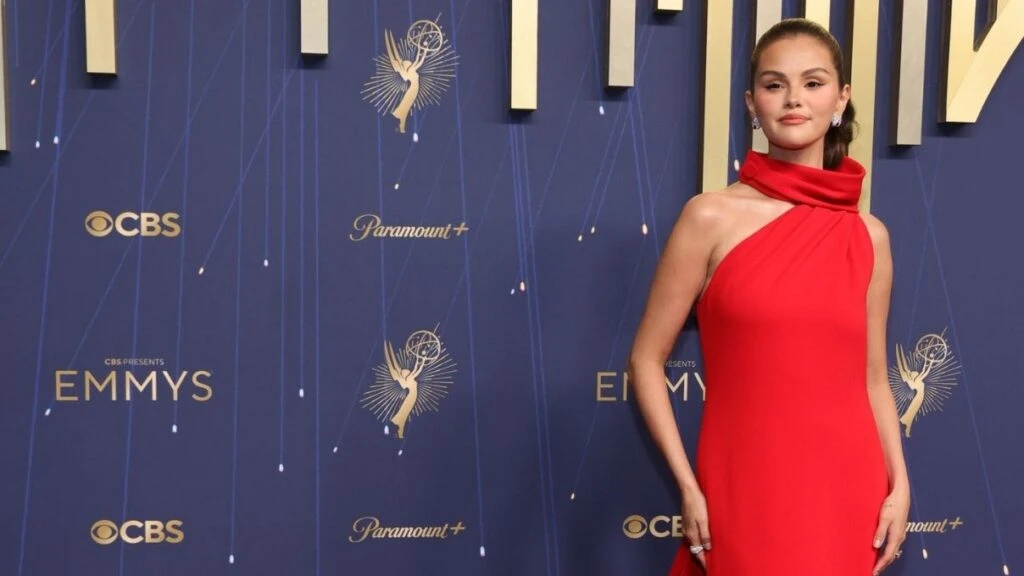 Selena Gomez Emmy Ödülleri gecesine damga vurdu! Kırmızı halıda takılarıyla dikkat çekti