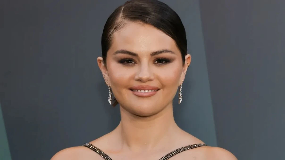 Selena Gomez Emmy Ödülleri gecesine damga vurdu! Kırmızı halıda takılarıyla dikkat çekti