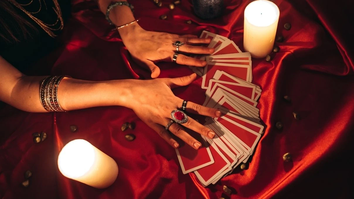 Günlük tarot kart açılımı 3 Ekim 2025! Duygusal bağ için harika bir gün