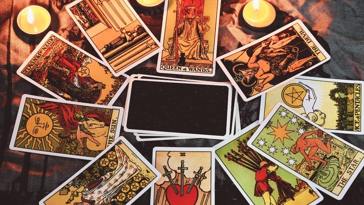 Günlük tarot kart açılımı 3 Ekim 2025! Duygusal bağ için harika bir gün