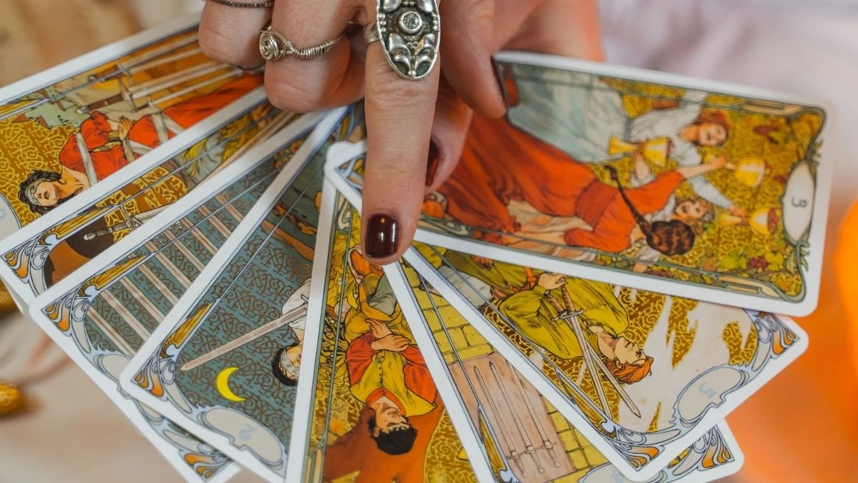 Günlük tarot kart açılımı 5 Ekim 2025! Dış sesler yerine iç sesinizi dinleyin