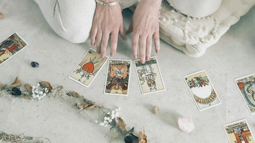Günlük tarot kart açılımı 5 Ekim 2025! Dış sesler yerine iç sesinizi dinleyin