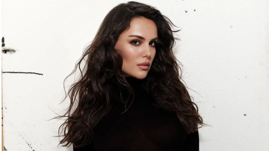 Özgü Kaya Victoria Secret defilesine gidiyor! Güzel oyuncu Türkiye’yi temsil edecek