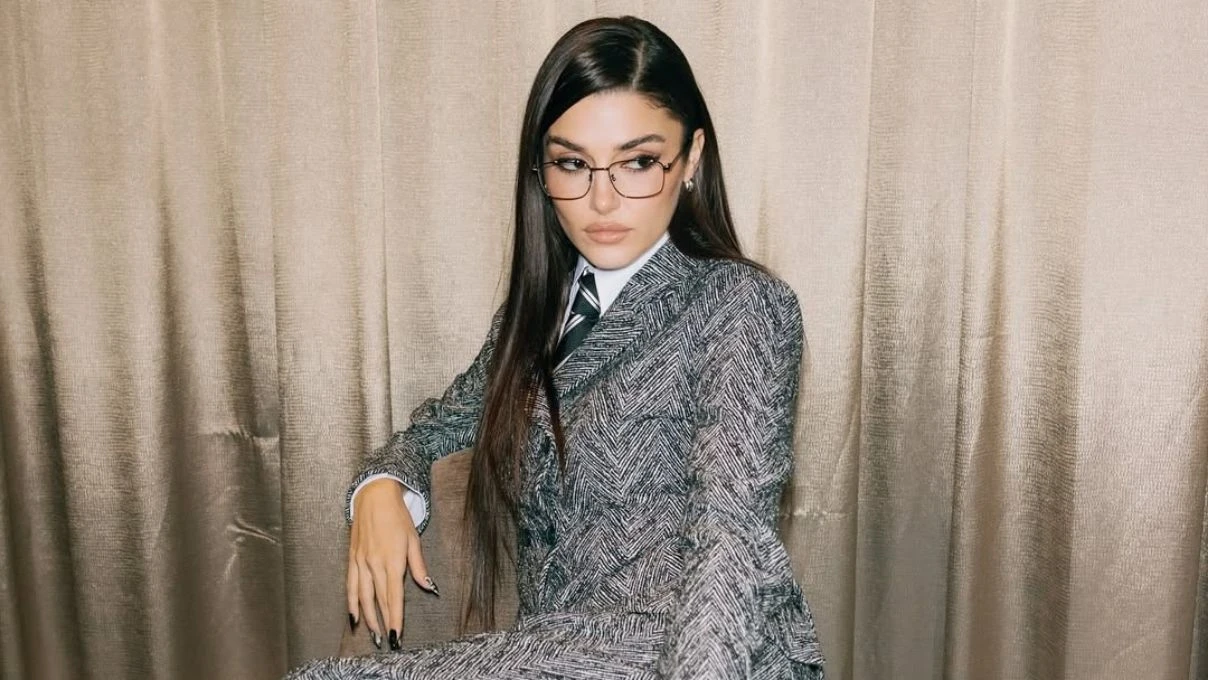 Hande Erçel ayrılık sonrası yeni aldığı araçla görüntülendi! Güzel oyuncu polis çevirmesine yakalandı