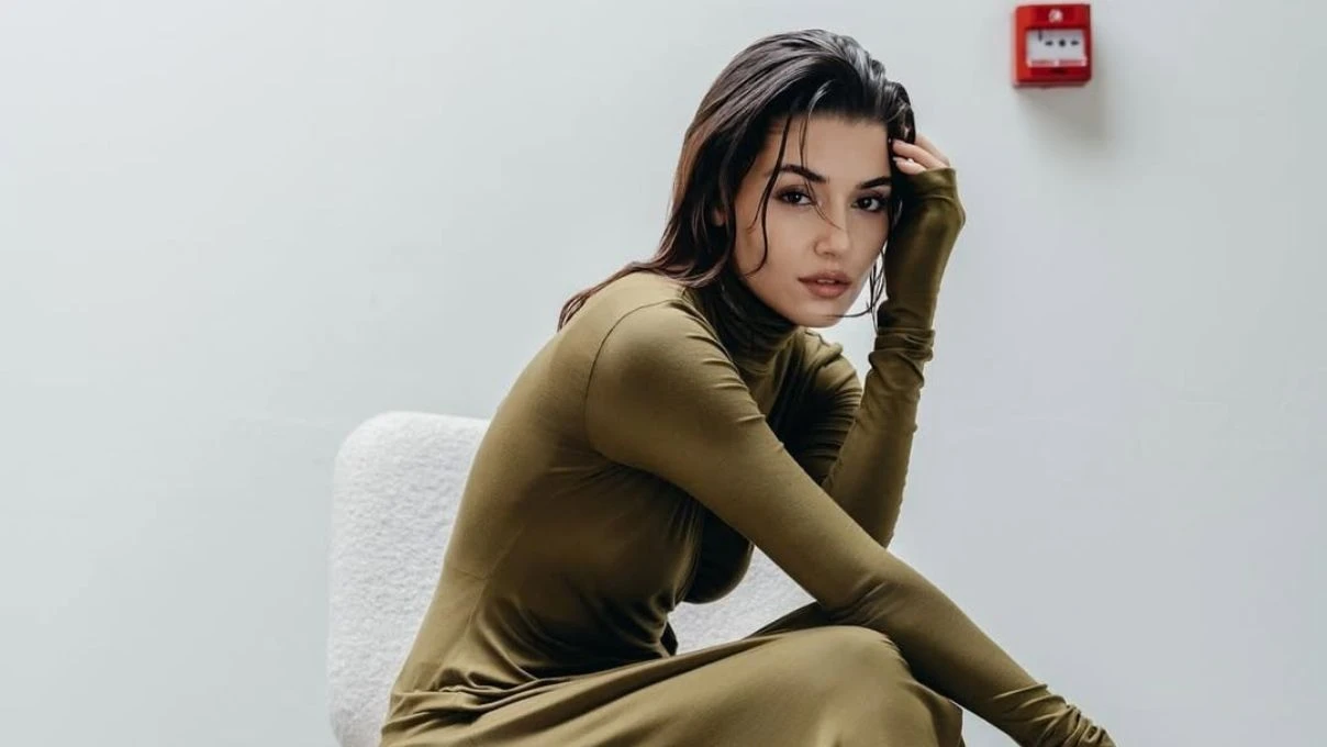 Hande Erçel ayrılık sonrası yeni aldığı araçla görüntülendi! Güzel oyuncu polis çevirmesine yakalandı