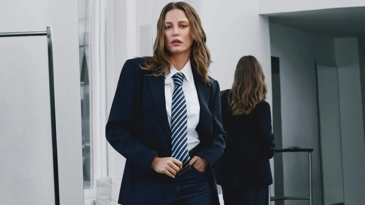 Serenay Sarıkaya’nın yeni reklam filminin fiyatı dudak uçuklattı! Güzel oyuncu yatımlarına yatırım ekledi