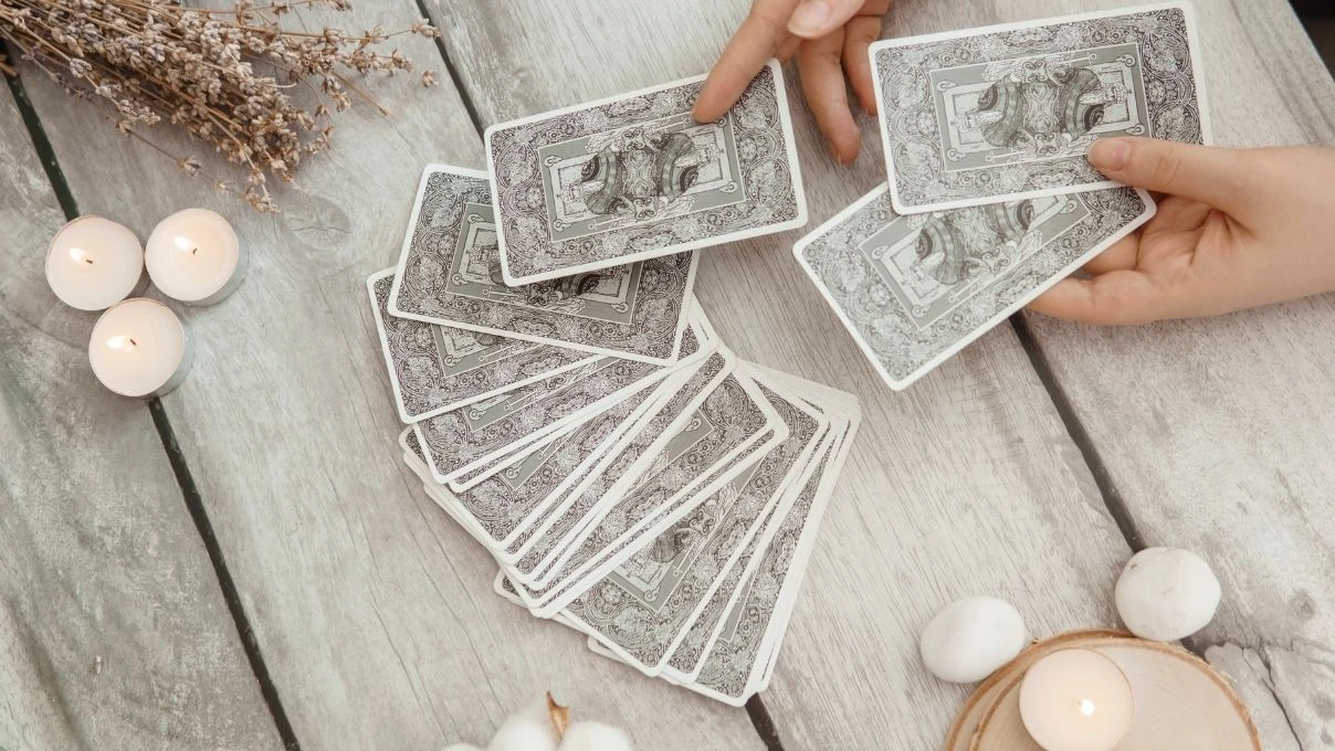 Günlük tarot kart açılımı 17 Ekim 2025! Yeni başlangıçların ve taze coşkunun kıvılcımını hissedin