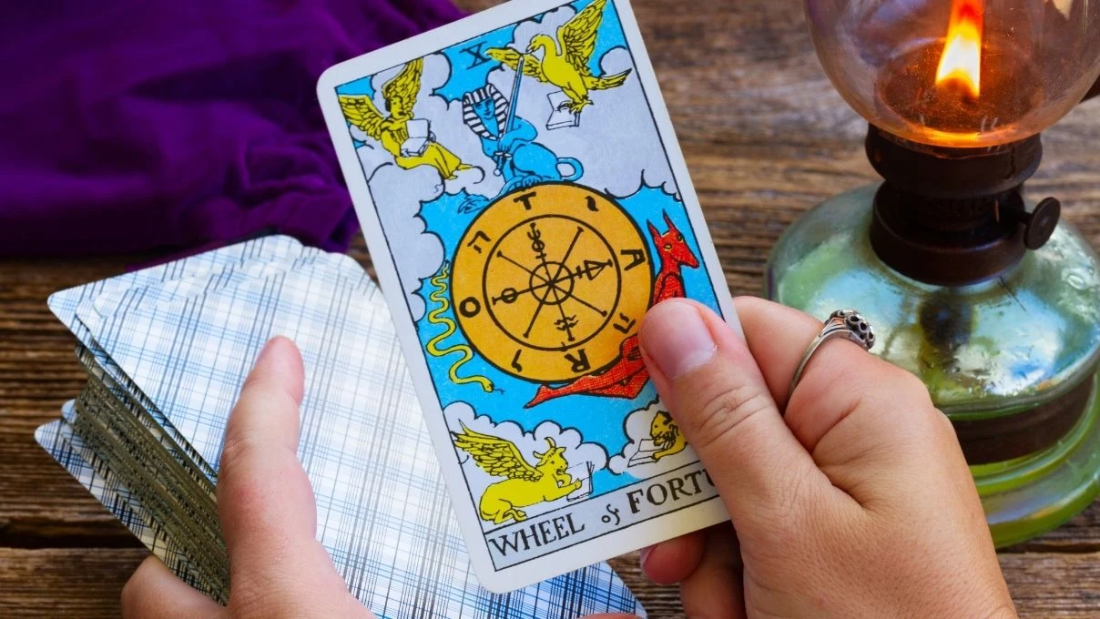 Günlük tarot kart açılımı 17 Ekim 2025! Yeni başlangıçların ve taze coşkunun kıvılcımını hissedin