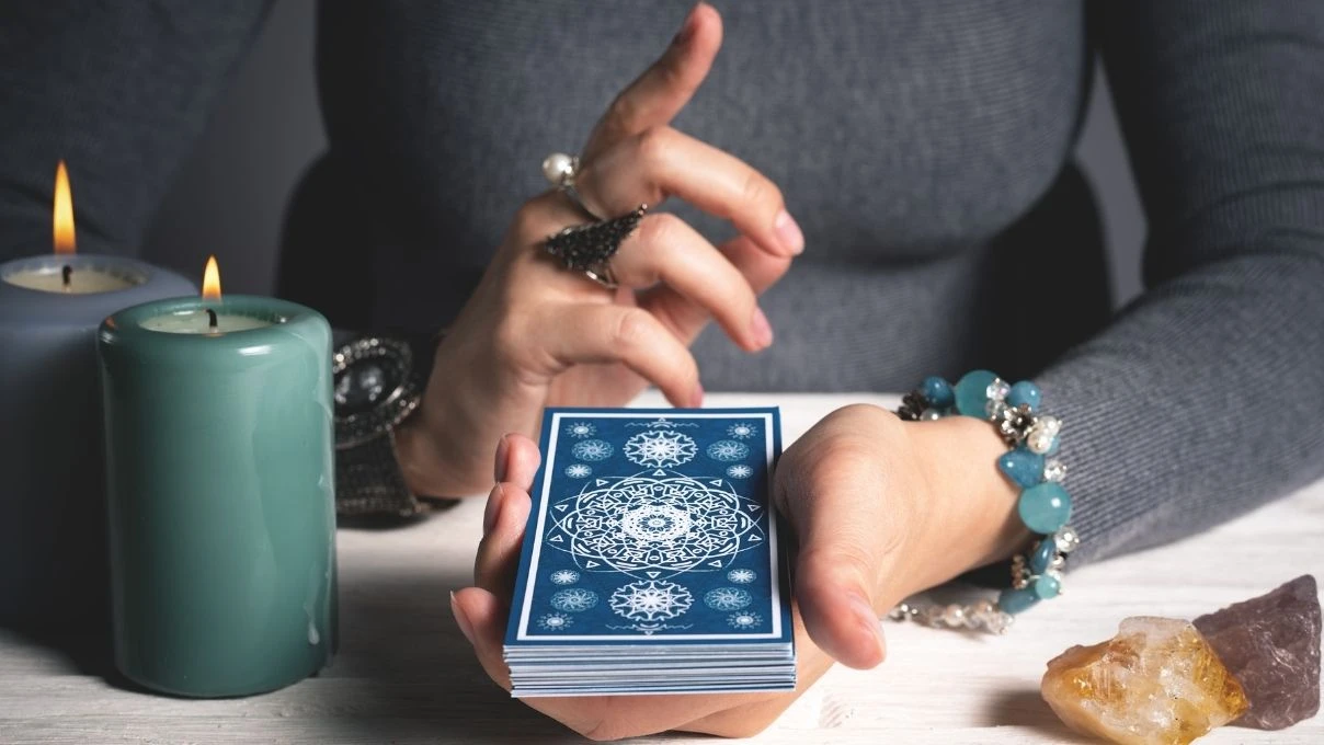 Günlük tarot kart açılımı 22 Ekim 2025! Seçeneklerinizi dikkatli değerlendirin